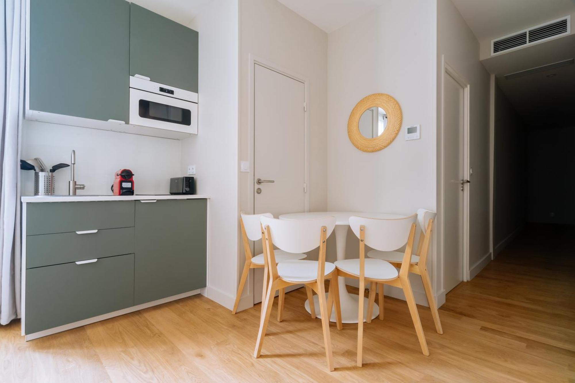Stunning 1 Bedroom Apartment In Париж Екстериор снимка