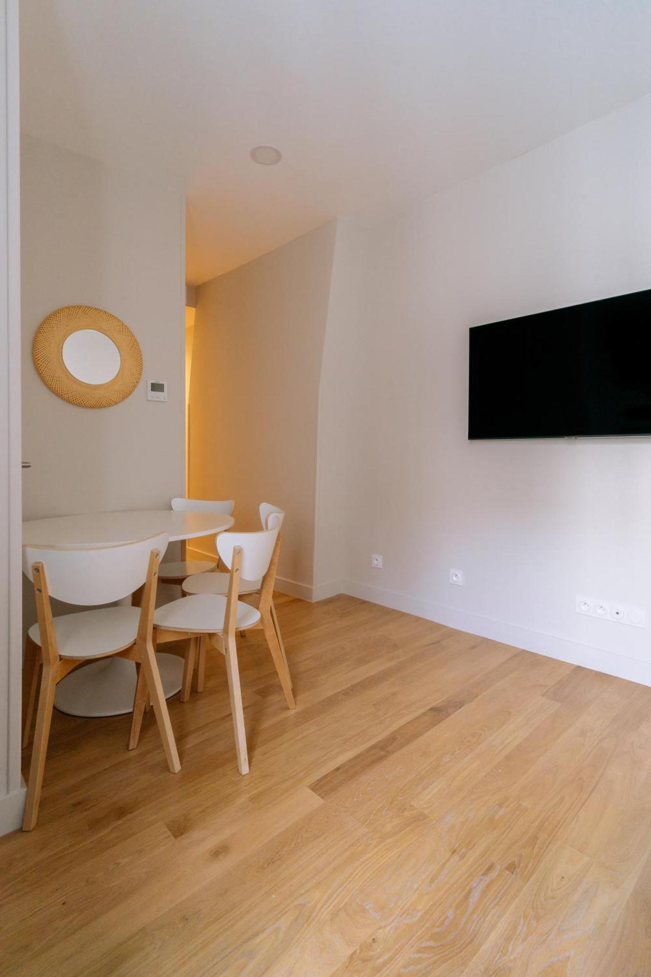 Stunning 1 Bedroom Apartment In Париж Екстериор снимка